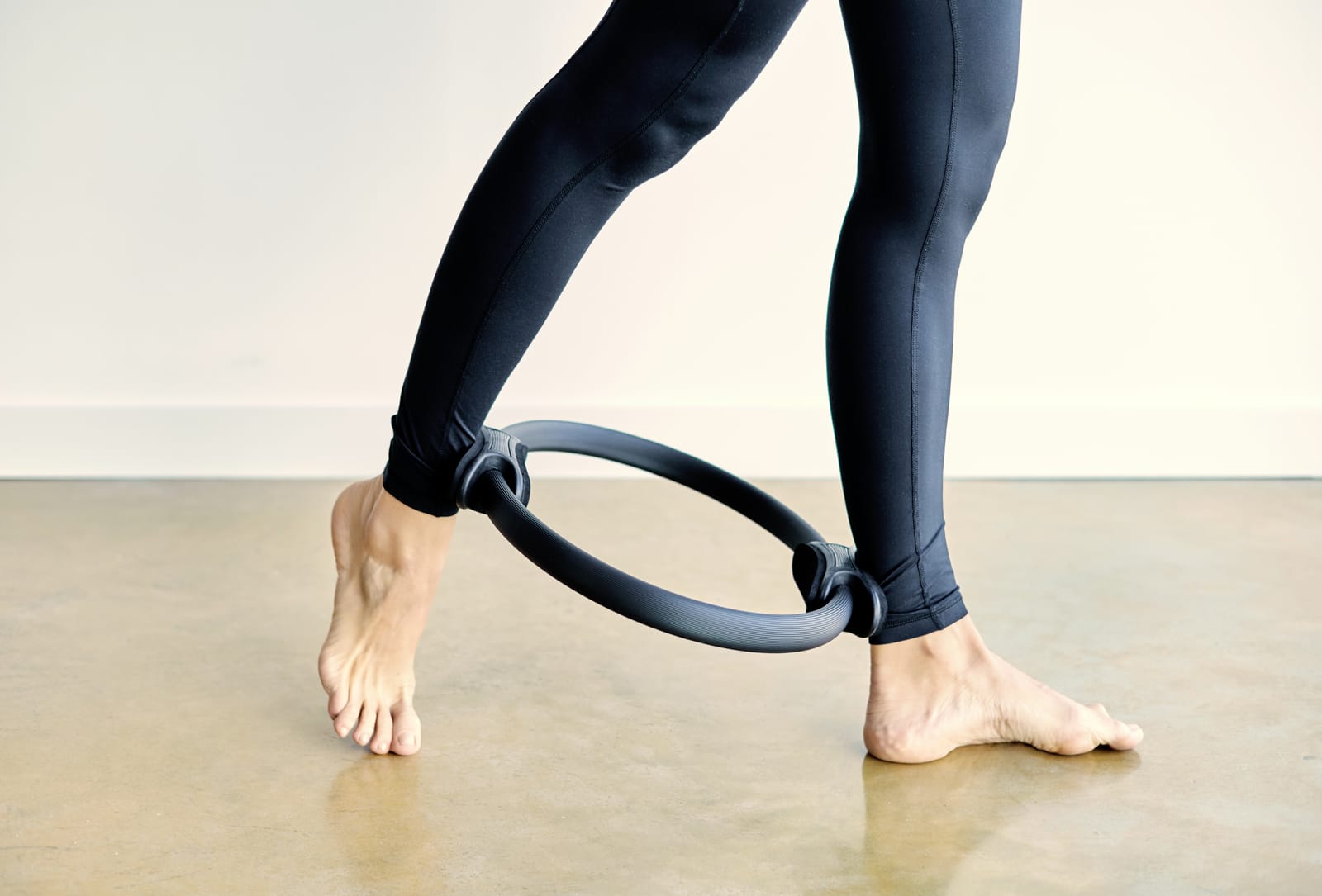 Exercice de Pilates avec un cercle entre les pieds