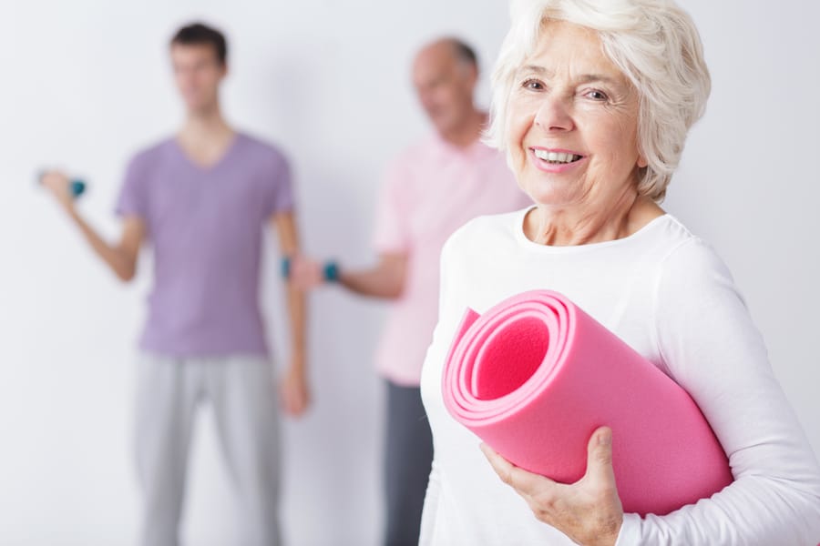 Femme senior pratiquant le Pilates thérapeutique en salle